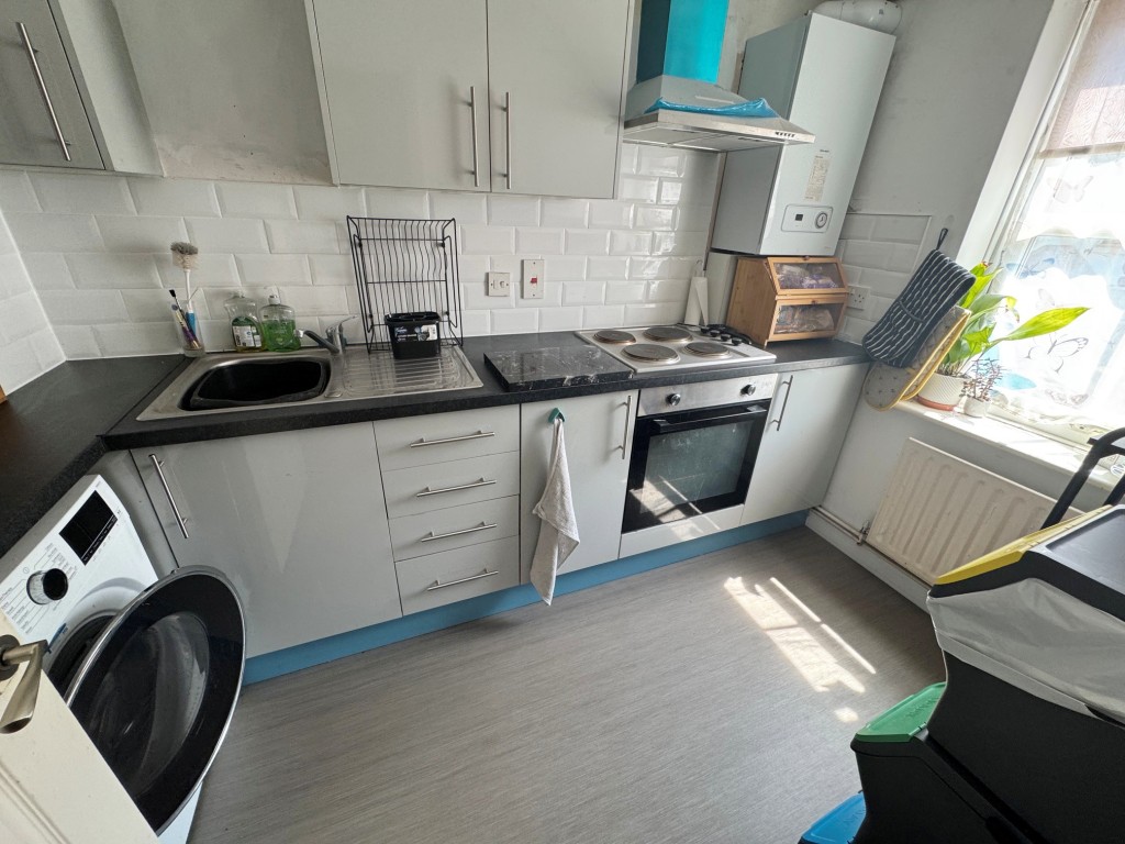 Lot: 98 - MODERN FREEHOLD TWO-BEDROOM TERRACE HOUSE FOR INVESTMENT - Kitchen